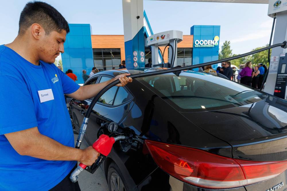 Roman McDougall fills the gas tank for a customer shortly after the grand opening ceremonies of Oodena Gas & Convenience —Treaty One’s first retail venture and the inaugural business launch at Naawi-Oodena in June. (Mike Deal / Free Press files)