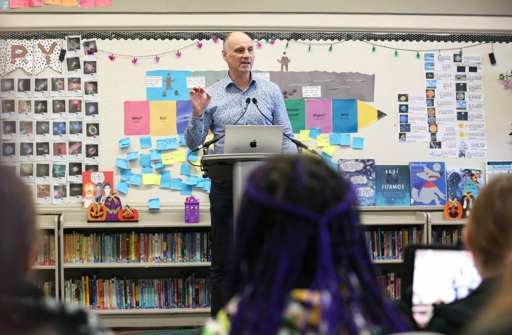 Ruth Bonneville / Free Press
Paul Samyn, editor of the Winnipeg Free Press, speaks to students in the Earl Grey School literacy Program.