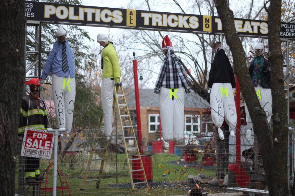 MATTHEW FRANK / THE CARILLON
Five life-size dolls hang from nooses on a Ste-Genevieve property on Thursday, Oct. 30.