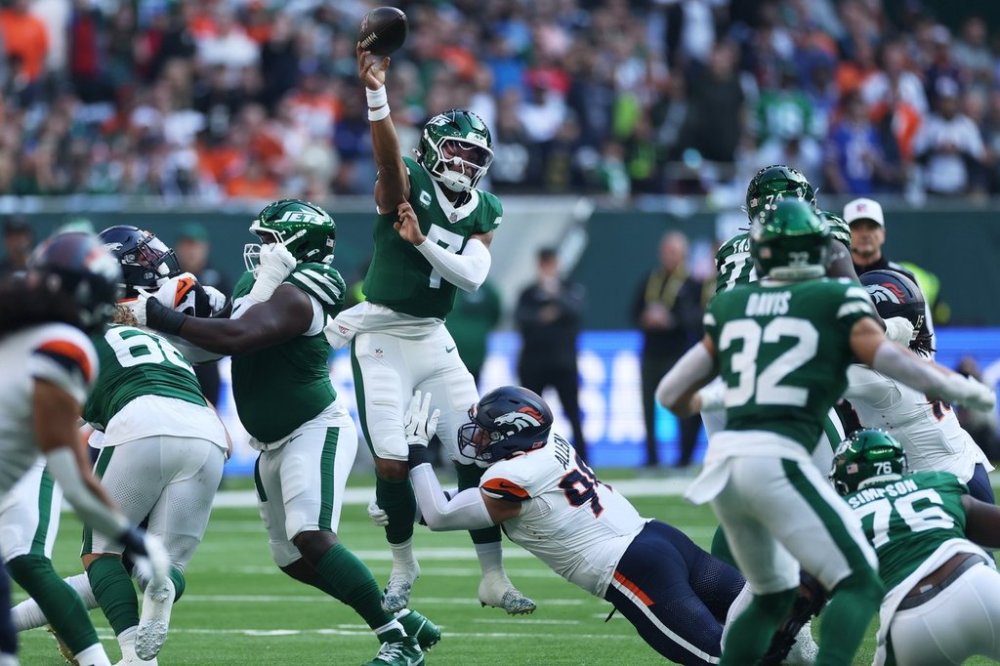 New York Jets quarterback Justin Fields throws under pressure from Denver Broncos defensive end Zach Allen in the first half of an NFL football game Sunday, Oct. 12, 2025, in London. (AP Photo/Ian Walton)