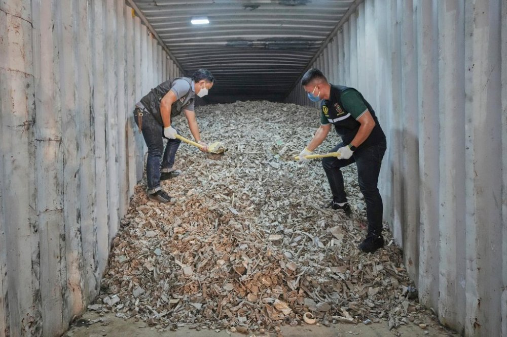 FILE - Thai officials show samples of illegally imported electronic waste from the United States which they said they seized at Bangkok Port during a press conference in Bangkok, Thailand, May 14, 2025. (AP Photo/Sakchai Lalit), File)