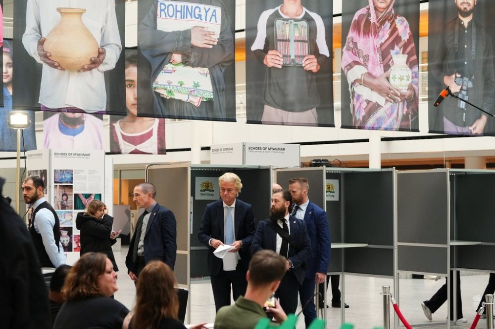 Far-right anti Islam lawmaker Geert Wilders, center, prepares to cast his vote at a polling station during general elections in The Hague, Netherlands, Wednesday, Oct. 29, 2025. (AP Photo/Peter Dejong)