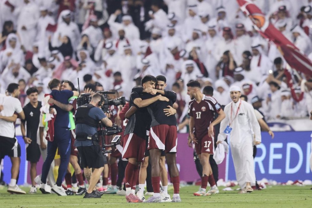 Qatar players celebrate they win against United Arab Emirates after the end of the 2026 World Cup qualifying soccer match between Qatar and United Arab Emirates at the Hamad Bin Jassim Stadium in Doha, Tuesday, Oct. 14, 2025. (AP Photo/Hussein Sayed)