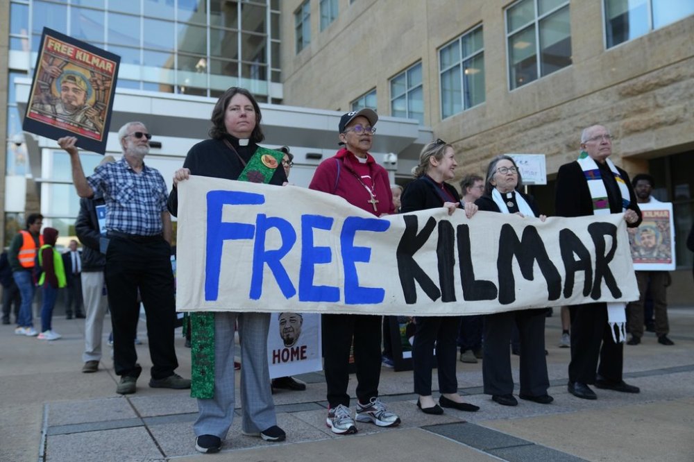 Immigrant activists rally outside of the United States District Court District of Maryland ahead of an evidentiary hearing where attorneys for Kilmar Abrego Garcia will seek his immediate release from immigration detention, Friday, Oct. 10, 2025, in Greenbelt, Md. (AP Photo/Stephanie Scarbrough)