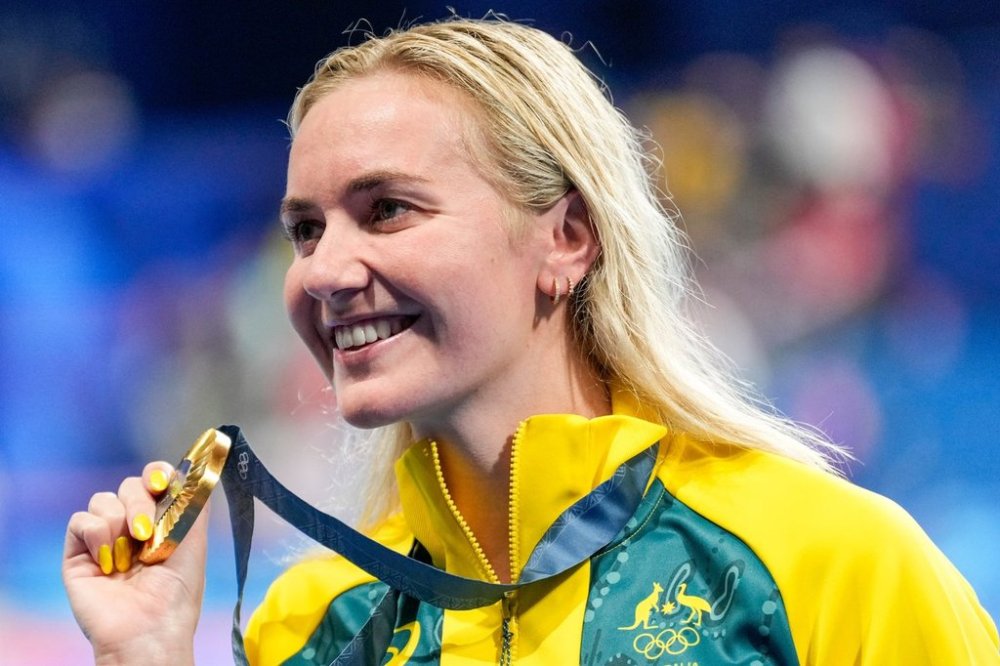 FILE - Australia's Ariarne Titmus poses with her gold medal after winning the women's 400-meter freestyle final at the 2024 Summer Olympics, Saturday, July 27, 2024, in Nanterre, France. (AP Photo/Ashley Landis,File)
