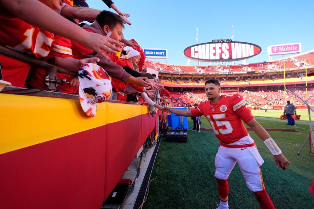 Kansas City Chiefs quarterback Patrick Mahomes (15) heads off the field following an NFL football game against the Las Vegas Raiders Sunday, Oct. 19, 2025, in Kansas City, Mo. (AP Photo/Charlie Riedel)