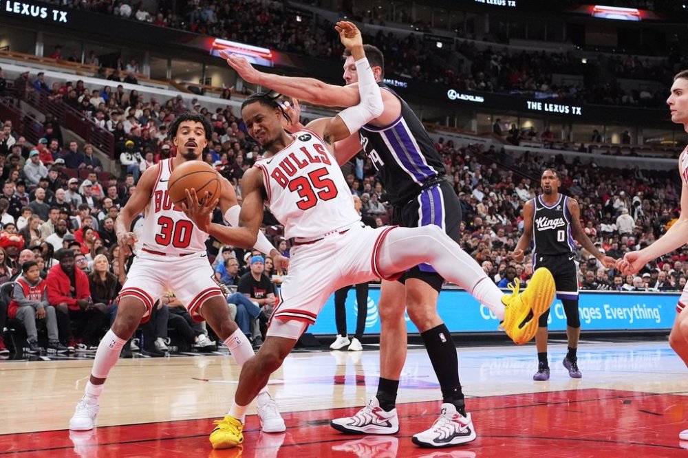 Chicago Bulls forward/guard Isaac Okoro (35) rebounds a ball against Sacramento Kings forward/center Drew Eubanks (19) during the first half of an NBA basketball game in Chicago, Wednesday, Oct. 29, 2025. (AP Photo/Nam Y. Huh)