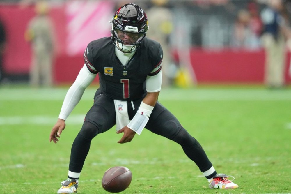 Arizona Cardinals quarterback Kyler Murray (1) fumbles the snap during the second half of an NFL football game against the Tennessee Titans, Sunday, Oct. 5, 2025, in Glendale, Ariz. (AP Photo/Ross D. Franklin)