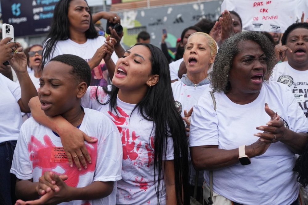 People protest days after a deadly police operation targeting a drug trafficking gang at the Complexo da Penha favela in Rio de Janeiro, Friday, Oct. 31, 2025. (AP Photo/Silvia Izquierdo)