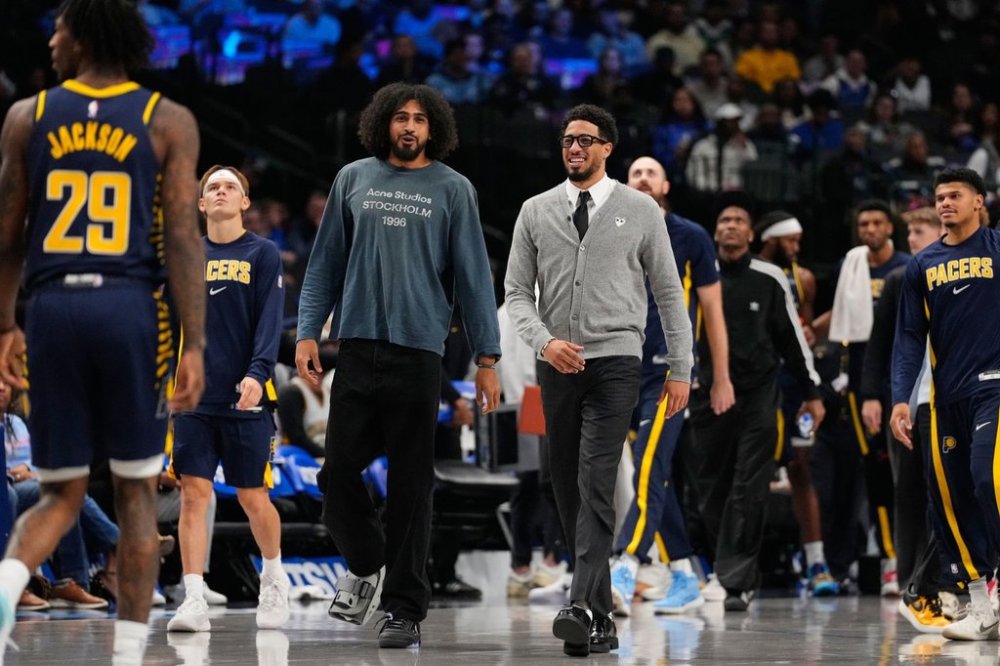 Indiana Pacers' Obi Toppin, center left, and Tyrese Haliburton, center right, walk onto the court during a time out in the first half of an NBA basketball game against the Dallas Mavericks Wednesday, Oct. 29, 2025, in Dallas. (AP Photo/Tony Gutierrez)