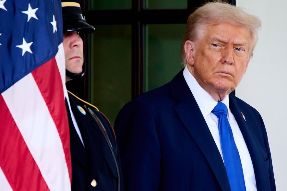 President Donald Trump waits to greet Canada's Prime Minister Mark Carney, as Carney arrives at the White House, Tuesday, Oct. 7, 2025, in Washington. (AP Photo/Jacquelyn Martin)