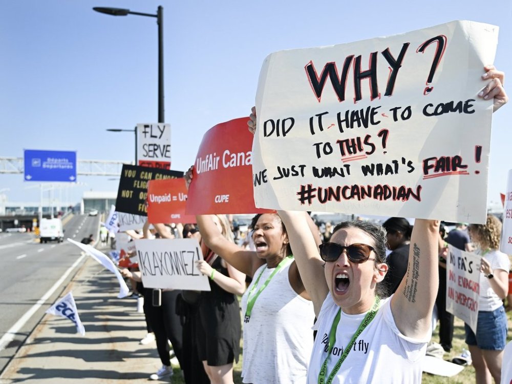 Air Canada flight attendants strike outside Montreal–Trudeau International Airport in Montreal, Saturday, Aug. 16, 2025. THE CANADIAN PRESS/Graham Hughes