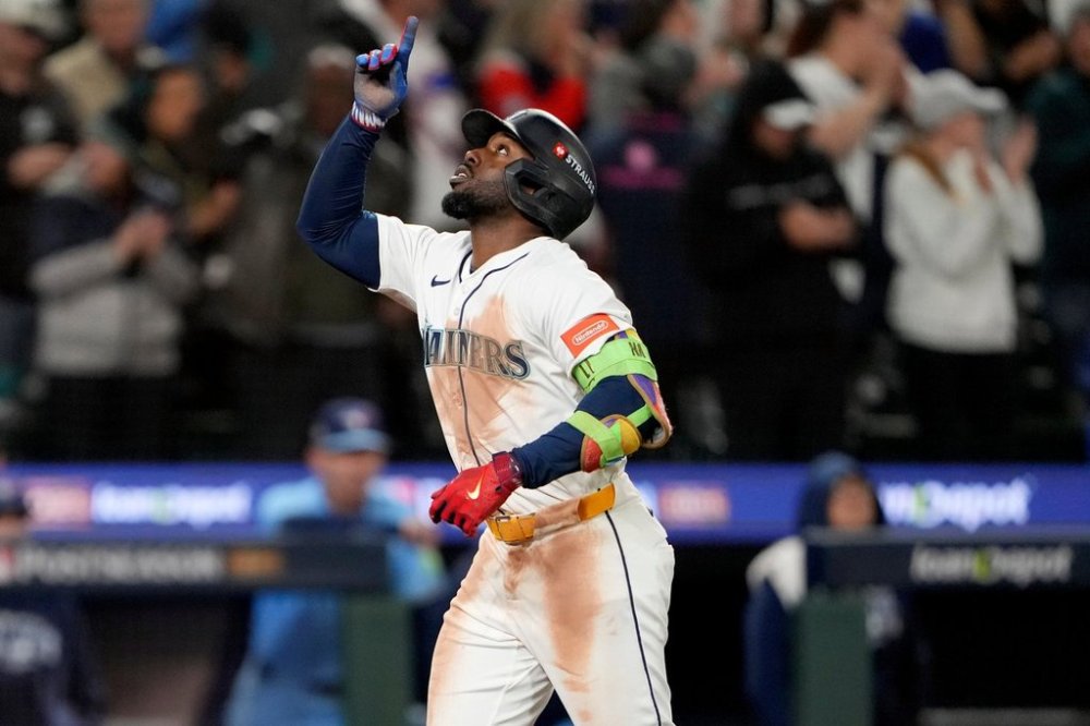 Seattle Mariners' Randy Arozarena celebrates his solo home run against the Toronto Blue Jays during the eighth inning in Game 3 of baseball's American League Championship Series, Wednesday, Oct. 15, 2025, in Seattle. (AP Photo/Lindsey Wasson)