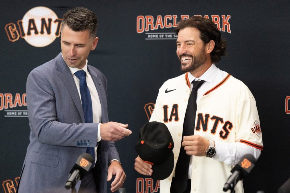 San Francisco Giants President of Baseball Operations Buster Posey, left, welcomes Tony Vitello as the new manager of the San Francisco Giants baseball team on Thursday, Oct. 30, 2025, in San Francisco. (AP Photo/Benjamin Fanjoy)