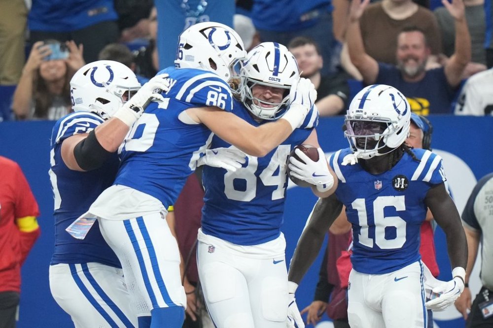 Indianapolis Colts tight end Tyler Warren (84) celebrates a touchdown catch with tight end Will Mallory (86) during the first half of an NFL football game against the Las Vegas Raiders, Sunday, Oct. 5, 2025, in Indianapolis. (AP Photo/AJ Mast)