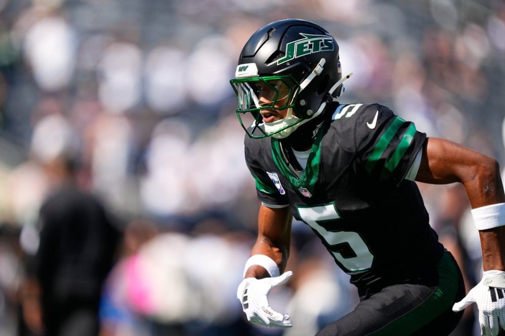 New York Jets' Garrett Wilson warms up before an NFL football game against the Dallas Cowboys Sunday, Oct. 5, 2025, in East Rutherford, N.J. (AP Photo/Yuki Iwamura)
