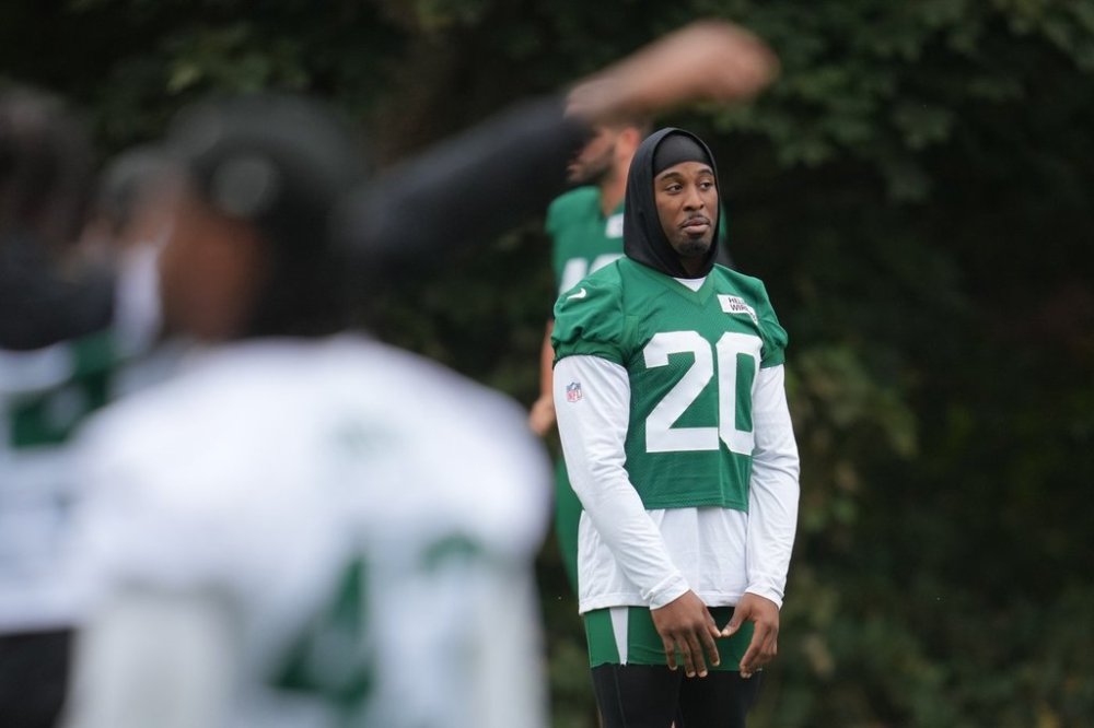 New York Jets running back Breece Hall (20), works out during NFL football practice at The Grove in Watford, England, Friday, Oct. 10, 2025. (AP Photo/Kin Cheung)