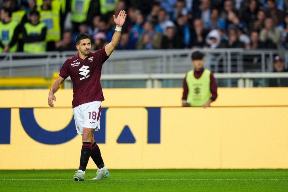Torino's Giovanni Simeone celebrates after scoring a goal during a Serie A soccer match between Torino FC and Napoli, Saturday, Oct. 18, 2025, in Turin, Italy. (Fabio Ferrari/LaPresse via AP)