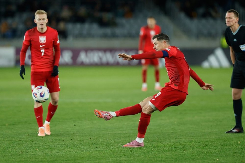 Poland's Robert Lewandowski makes an attempt to score during a World Cup 2026 group G qualifying soccer match between Lithuania and Poland at Darius and Girenas stadium in Kaunas, Lithuania, Sunday, Oct. 12, 2025. (AP Photo/Mindaugas Kulbis)
