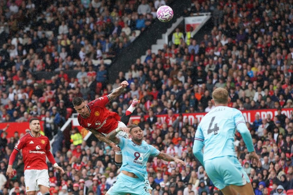 FILE - Manchester United's Benjamin Sesko, center left, heads the ball ahead of Burnley's Kyle Walker during the English Premier League soccer match between Manchester United and Burnley at Old Trafford stadium in Manchester, England, on Aug. 30, 2025. (AP Photo/Ian Hodgson, File)