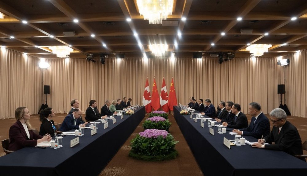 Canadian Prime Minister Mark Carney and the Canadian delegation sit down with Chinese President Xi Jinping and the Chinese delegation at the start of a meeting in Gyeongju on Friday, Oct. 31, 2025. THE CANADIAN PRESS/Adrian Wyld