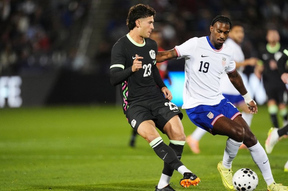 Australia defender Alessandro Circati, left, passes the ball as United States forward Haji Wright defends in the first half of an international friendly soccer match Tuesday, Oct. 14, 2025, in Commerce City, Colo. (AP Photo/David Zalubowski)