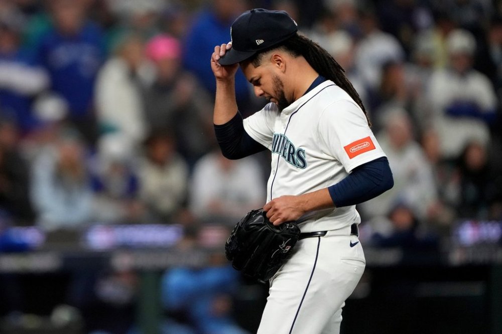 Seattle Mariners pitcher Luis Castillo leaves the game during the third inning in Game 4 of baseball's American League Championship Series against the Toronto Blue Jays, Thursday, Oct. 16, 2025, in Seattle. (AP Photo/Lindsey Wasson)