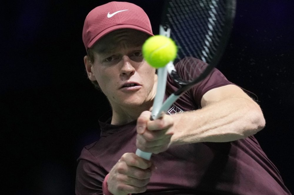 Italy's Jannik Sinner returns the ball to Belgium's Zizou Bergs during their second round match at the Paris Masters tennis tournament at the Paris La Defense Arena, Wednesday, Oct. 29, 2025, in Paris. (AP Photo/Christophe Ena)