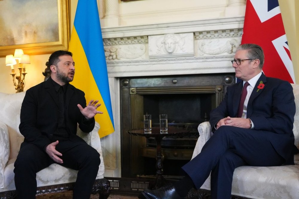 Britain's Prime Minister Keir Starmer welcomes Ukraine's President Volodymyr Zelenskyy to 10 Downing Street in London, Friday, Oct. 24, 2025 for bilateral talks and a later meeting of the so-called
