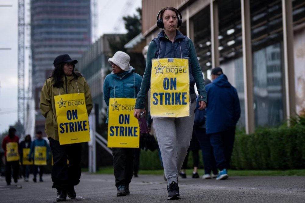 B.C. General Employees' Union (BCGEU) members picket outside of a B.C. provincial liquor store in Vancouver, on Friday, Oct. 10, 2025. THE CANADIAN PRESS/Ethan Cairns