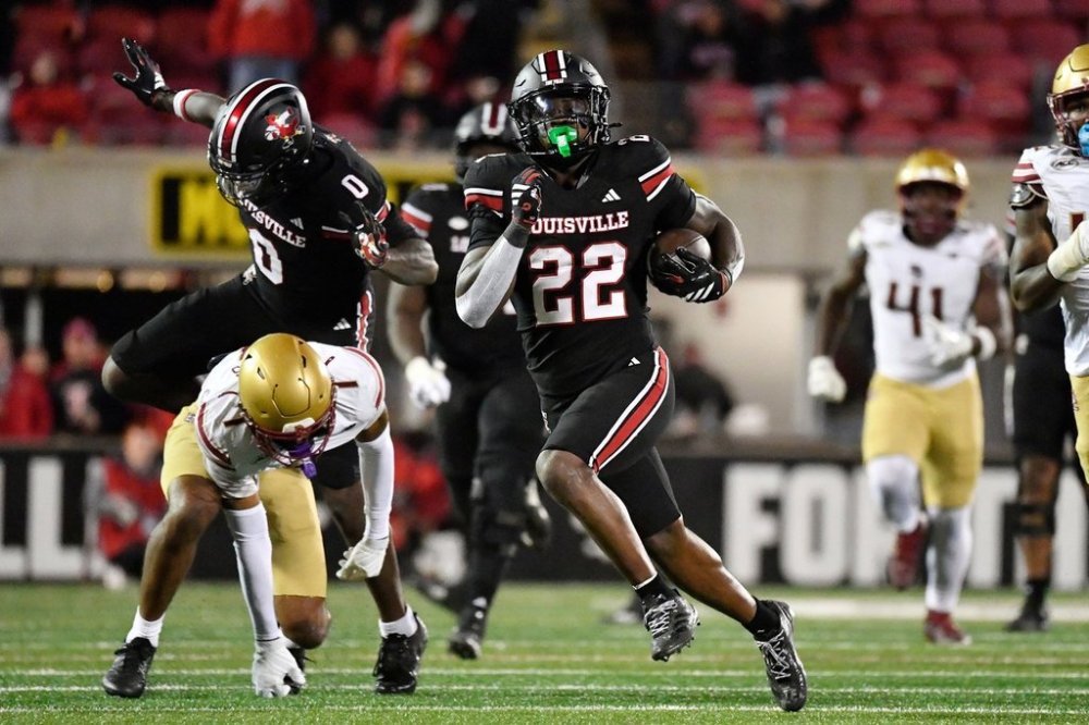 Louisville running back Keyjuan Brown (22) breaks for the end zone ahead of the Boston College defense during the second half of an NCAA college football game in Louisville, Ky., Saturday, Oct. 25, 2025. Louisville won 38-24. (AP Photo/Timothy D. Easley)