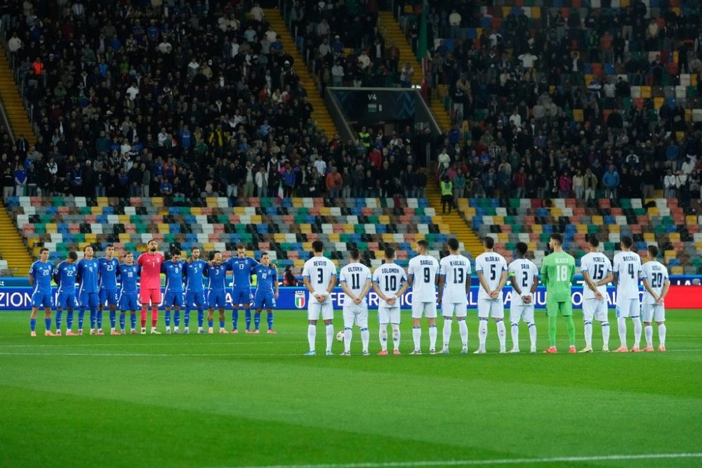 Italy's and Israel's players observe a minute of silence for the three military police officers Carabinieri dead in a explosion near Verona prior to the start of the World Cup 2026 Group I qualifying soccer match between Italy and Israel at the Bluenergy Stadium in Udine, Italy, Tuesday, Oct. 14, 2025. (AP Photo/Luca Bruno)