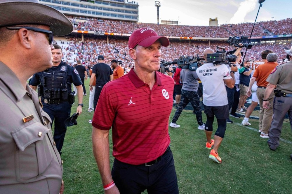 Oklahoma head coach Brent Venables, center, leaves the field after losing to Texas in an NCAA college football game Saturday, Oct. 11, 2025, in Dallas. (AP Photo/Jeffrey McWhorter)