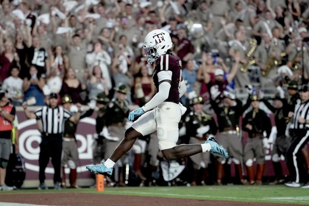 Texas A&M running back Le'Veon Moss (8) skips into the endzone for a touchdown against Florida during the first half of an NCAA college football game Saturday, Oct. 11, 2025, in College Station, Texas. (AP Photo/Sam Craft)