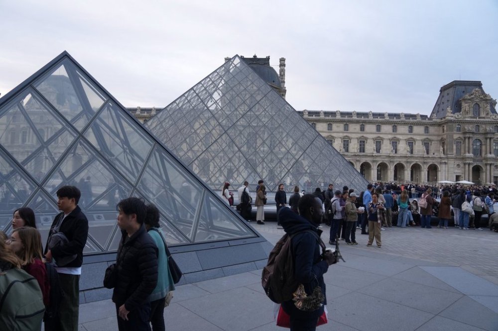 Visitors queue to enter the Louvre museum three days after historic jewels were stolen in a daring daylight heist, Wednesday, Oct. 22, 2025 in Paris. (AP Photo/Thibault Camus)
