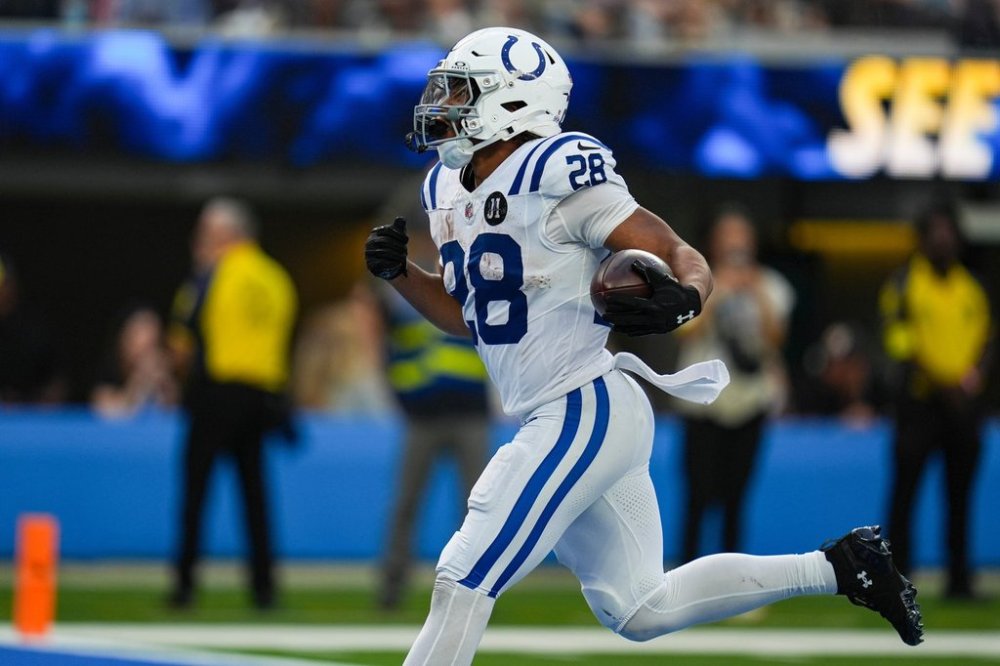 Indianapolis Colts running back Jonathan Taylor (28) runs in for a touchdown against the Los Angeles Chargers during the second half of an NFL football game Sunday, Oct. 19, 2025, in Inglewood, Calif. (AP Photo/Gregory Bull)