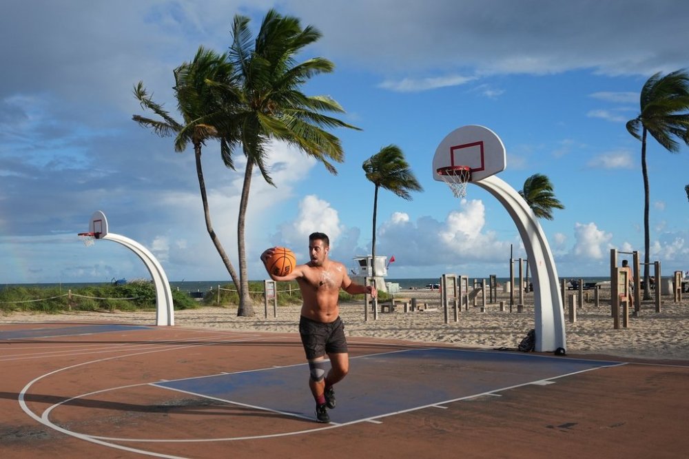 Gonzalo de Leon plays basketball at Fort Lauderdale Beach Park, the site of proposed pickleball courts as part of a new luxury development, Oct. 8, 2025, in Fort Lauderdale, Fla. (AP Photo/Lynne Sladky)