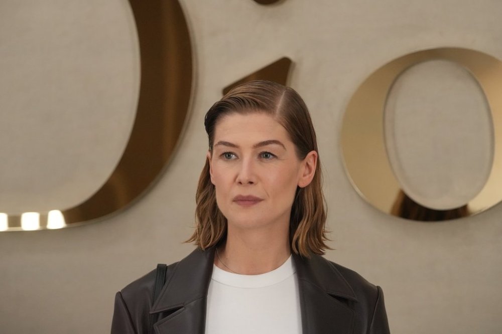 Rosamund Pike poses before the Dior Spring/Summer 2026 collection presented in Paris, Wednesday, Oct. 1, 2025. (AP Photo/Thibault Camus)