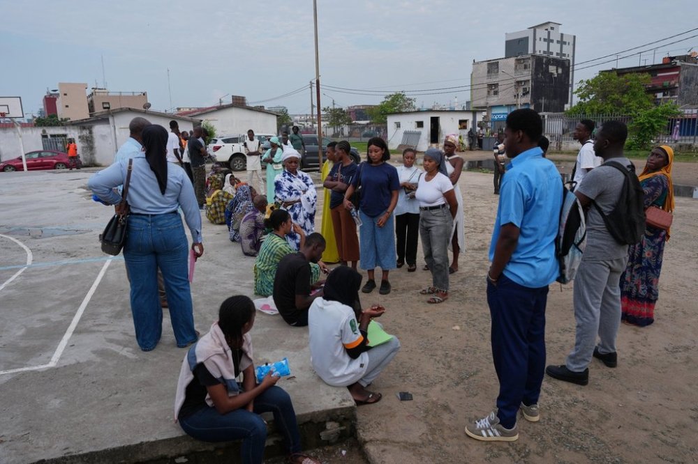 Voters queue up to vote during the Presidential elections at a polling station in Koumassi, Ivory Coast, Saturday, Oct. 25, 2025. (AP Photo/Misper Apawu )