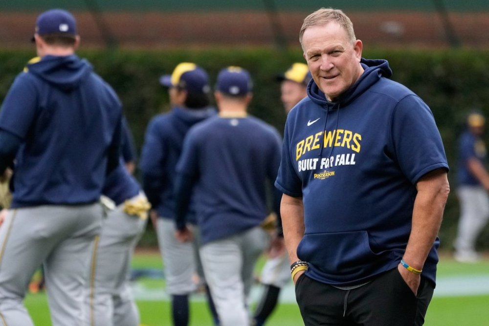 Milwaukee Brewers manager Pat Murphy watches players during batting practice, Tuesday, Oct. 7, 2025, in Chicago, the day before Game 3 of the National League Division Series against the Chicago Cubs. (AP Photo/Nam Y. Huh)