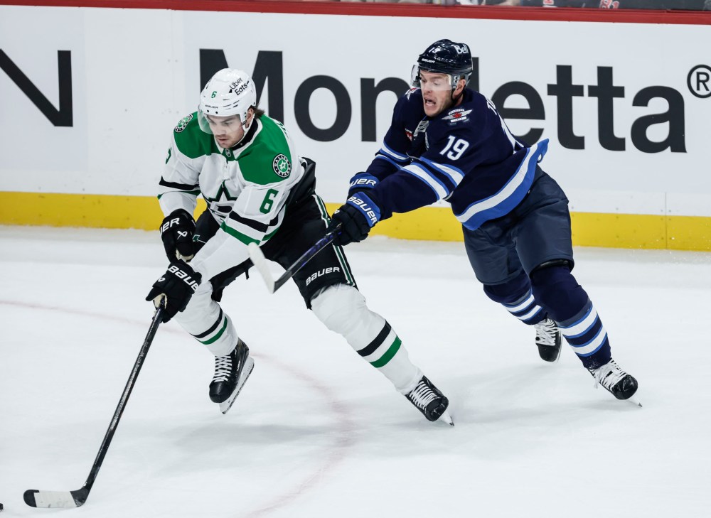 JOHN WOODS / THE CANADIAN PRESS
Jonathan Toews defends against Dallas Stars' Lian Bichsel during the first period in Winnipeg on Thursday.