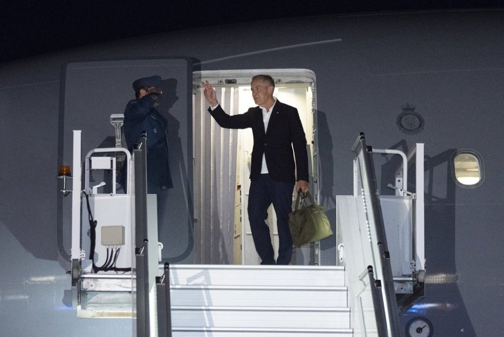 Prime Minister Mark Carney boards a government plane at the airport in Ottawa on Saturday, Aug. 23, 2025. THE CANADIAN PRESS/Christinne Muschi