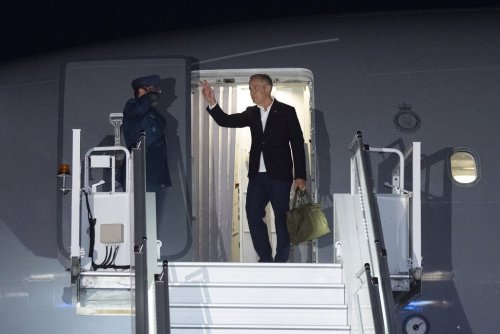 Prime Minister Mark Carney boards a government plane at the airport in Ottawa on Saturday, Aug. 23, 2025. THE CANADIAN PRESS/Christinne Muschi