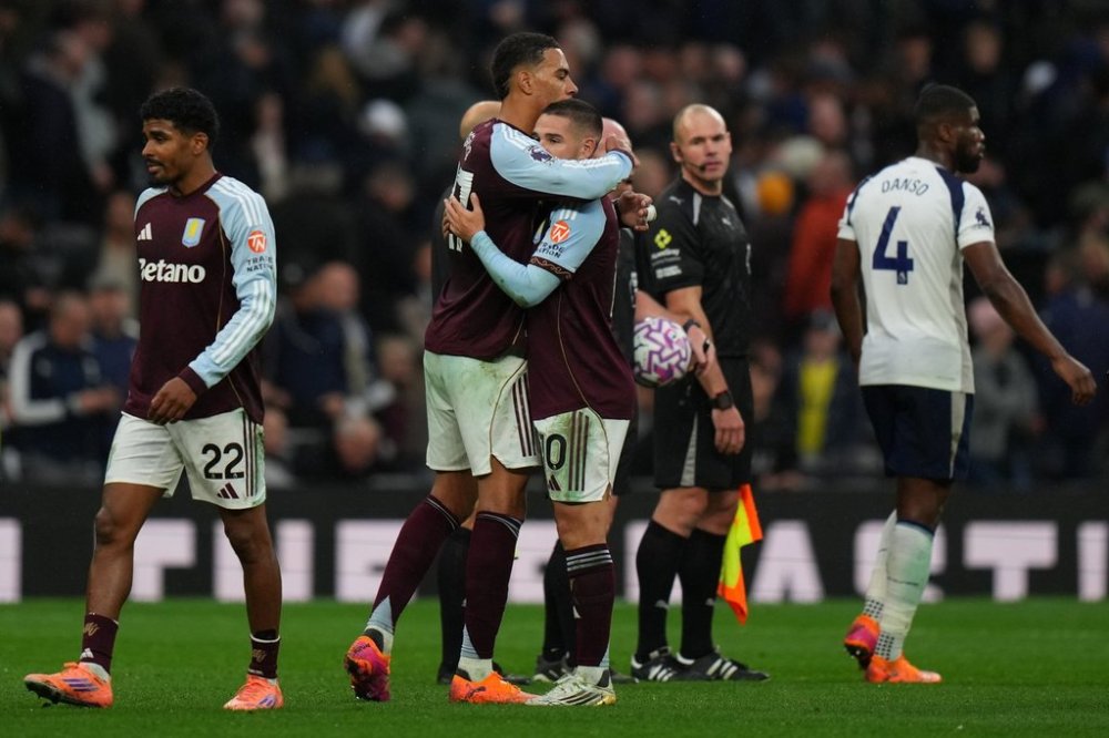 Aston Villa's Emiliano Buendia, right and teammate Aston Villa's Donyell Malen embrace at the end of the English Premier League soccer match between Tottenham Hotspur and Aston Villa in London, Sunday, Oct. 19, 2025. (AP Photo/Joanna Chan)
