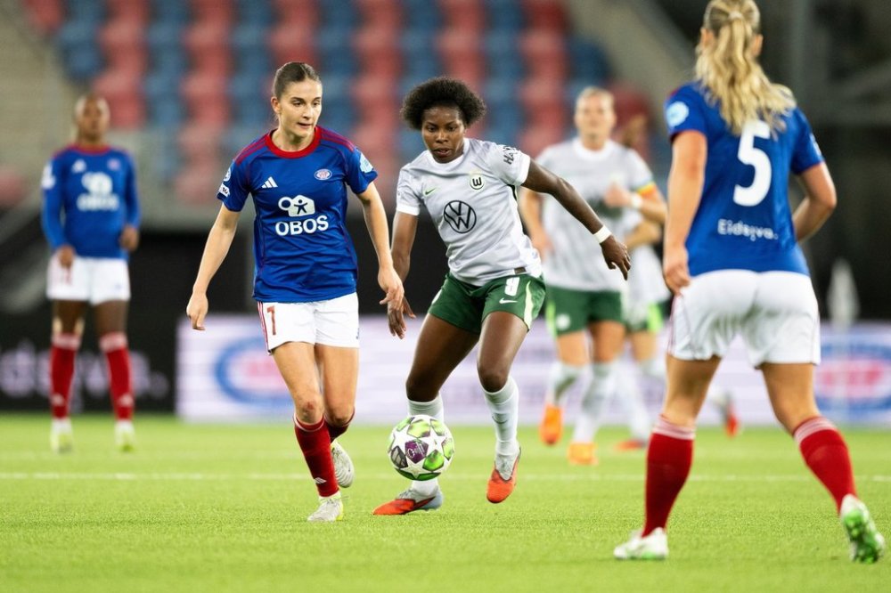 Valerenga's Naina Inauen, left, duels with Wolfsburg's Lineth Beerensteyn during the Women's Champions League soccer match between Valerenga and Wolfsburg at Intility Arena in Oslo, Norway, Wednesday Oct. 15, 2025. (Annika Byrde/NTB Scanpix via AP)