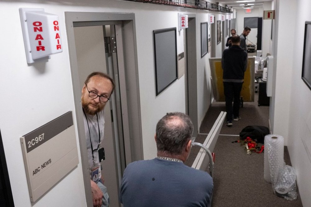 Members of the media pack up their belongings in the press area of the Pentagon, Wednesday, Oct. 15, 2025 in Washington. (AP Photo/Kevin Wolf)