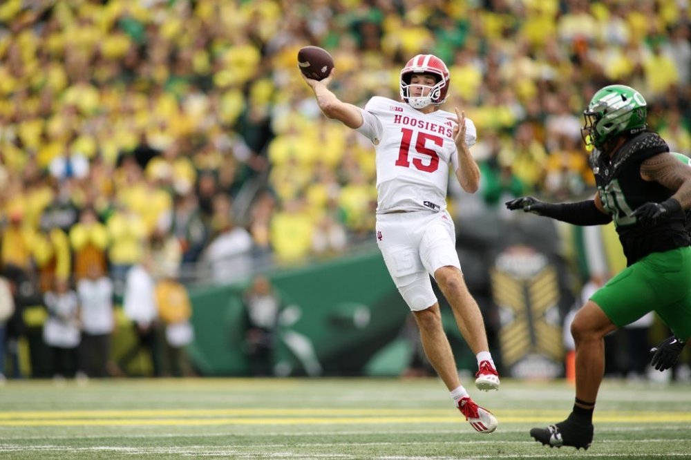 Indiana quarterback Fernando Mendoza (15) looks to throw a pass during the first half of an NCAA college football game against Oregon, Saturday, Oct. 11, 2025, in Eugene, Ore. (AP Photo/Lydia Ely)