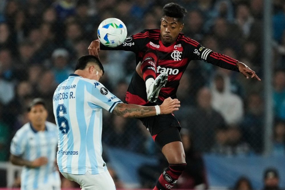 Bruno Henrique of Brazil's Flamengo, right, and Marcos Rojo of Argentina's Racing Club fight for the ball during a Copa Libertadores semifinal second leg soccer match in Buenos Aires, Argentina, Wednesday, Oct. 29, 2025. (AP Photo/Gustavo Garello)