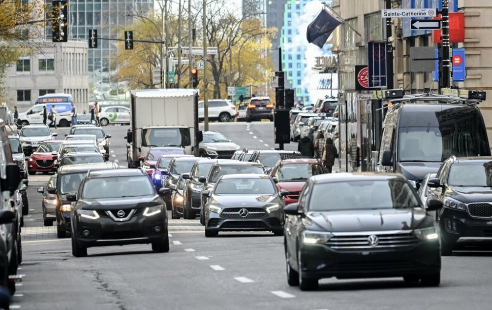Traffic is seen on a street in Montreal, Thursday, Nov. 14, 2024. THE CANADIAN PRESS/Graham Hughes