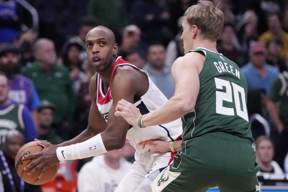 Washington Wizards' Khris Middleton tries to get past Milwaukee Bucks' AJ Green during the first half of an NBA basketball game Wednesday, Oct. 22, 2025, in Milwaukee. (AP Photo/Morry Gash)